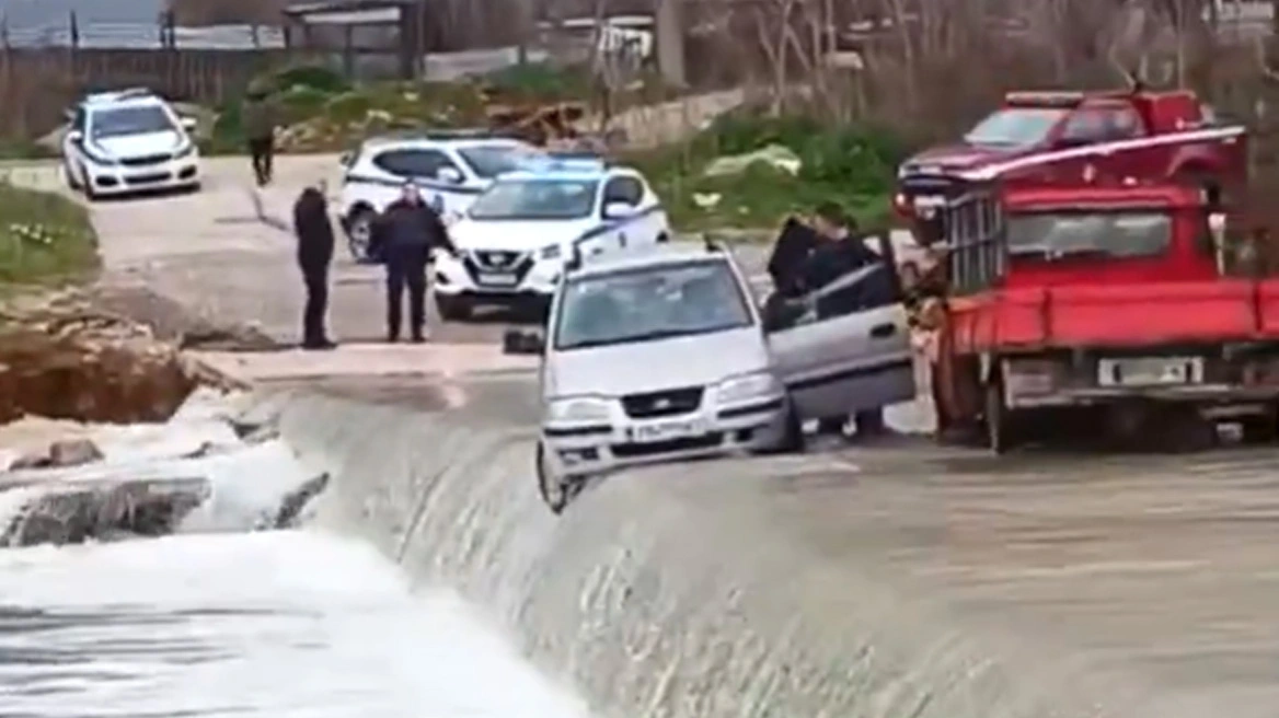 Αλεξανδρούπολη: Σε εξέλιξη επιχείρηση διάσωσης οδηγού που προσπάθησε να διασχίσει ρέμα και εγκλωβίστηκε