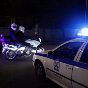 Αιγάλεω: 21χρονος «καρφώθηκε» σε τζαμαρία αντιπροσωπείας αυτοκινήτων μετά από καταδίωξη