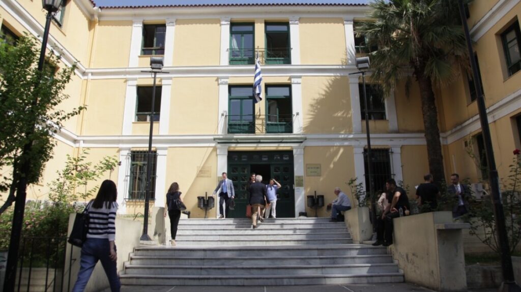 Δικαστήρια Eυελπίδων: Αιγύπτιος αντί να απελαθεί τους ξέφυγε μέσα από τα χέρια και απέδρασε!