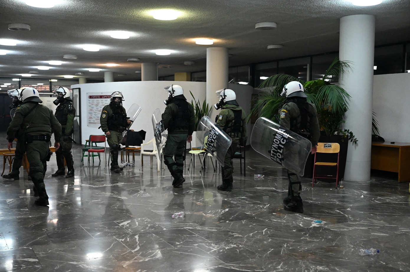 Αστυνομική επιχείρηση στην Πολυτεχνική Σχολή του ΑΠΘ – 38 συλλήψεις (βίντεο) (upd)