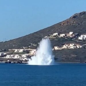 Νάξος: Εξουδετερώθηκε με επιτυχία η νάρκη – Η στιγμή της ελεγχόμενης έκρηξης (βίντεο)