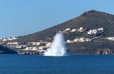 Νάξος: Εξουδετερώθηκε με επιτυχία η νάρκη – Η στιγμή της ελεγχόμενης έκρηξης (βίντεο)