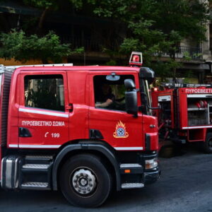 Αυτοκίνητα τυλίχθηκαν στις φλόγες στον ΗΣΑΠ Κηφισιάς – Κινητοποιήθηκε η πυροσβεστική μαζί με εθελοντές