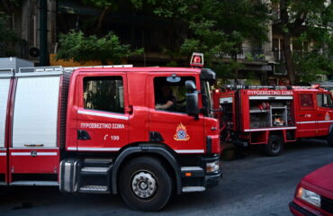 Αυτοκίνητα τυλίχθηκαν στις φλόγες στον ΗΣΑΠ Κηφισιάς – Κινητοποιήθηκε η πυροσβεστική μαζί με εθελοντές