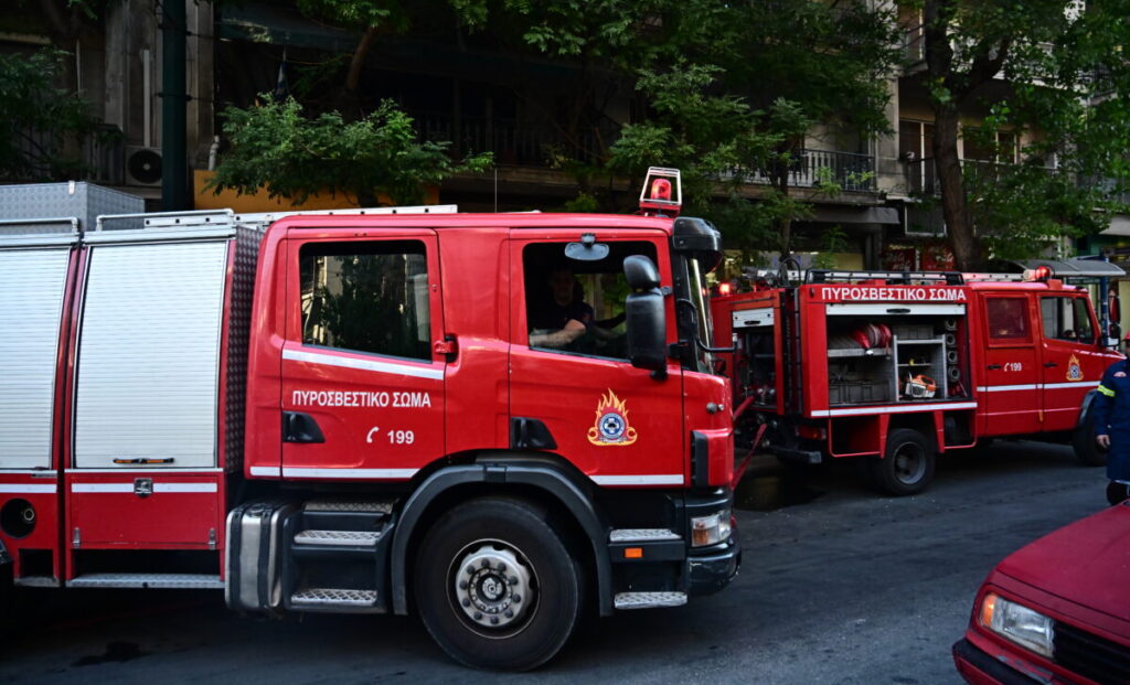 Αυτοκίνητα τυλίχθηκαν στις φλόγες στον ΗΣΑΠ Κηφισιάς – Κινητοποιήθηκε η πυροσβεστική μαζί με εθελοντές