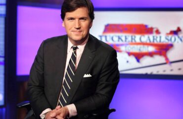 Ο Τάκερ Κάρλσον λέει ότι κρατήθηκε προσωρινά στο αεροδρόμιο του Τελ Αβίβ στο Ισραήλ