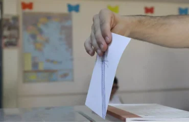 Δημοσκόπηση Metron Analysis: Στο 15,2% οι «αναποφάσιστοι» – Πτώση σχεδόν μίας μονάδας για τη ΝΔ στην πρόθεση ψήφου