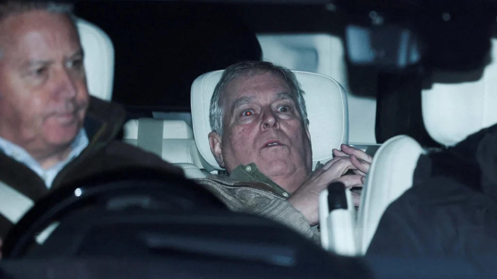 Ελεύθερος αφέθηκε ο Άντριου: Στη δημοσιότητα η πρώτη φωτογραφία του έκπτωτου πρίγκιπα μετά τη σύλληψή του