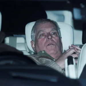 Ελεύθερος αφέθηκε ο Άντριου: Στη δημοσιότητα η πρώτη φωτογραφία του έκπτωτου πρίγκιπα μετά τη σύλληψή του