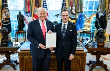 Λευκός Οίκος: Έδωσε στη δημοσιότητα τη φωτογραφία του νέου πρεσβευτή της Ελλάδας στις ΗΠΑ με τον Ντ.Τραμπ