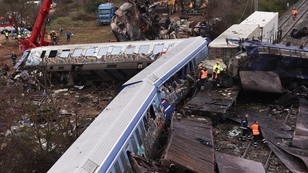 Τέμπη: Εξώδικο στην Εισαγγελία Λάρισας από συγγενείς θυμάτων για τις εκταφές