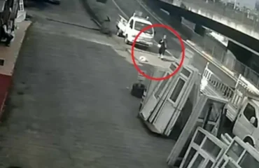 Τουρκία: H στιγμή που 21χρονη παρασύρεται από λεωφορείο ενώ την κυνηγά αδέσποτος σκύλος (βίντεο)