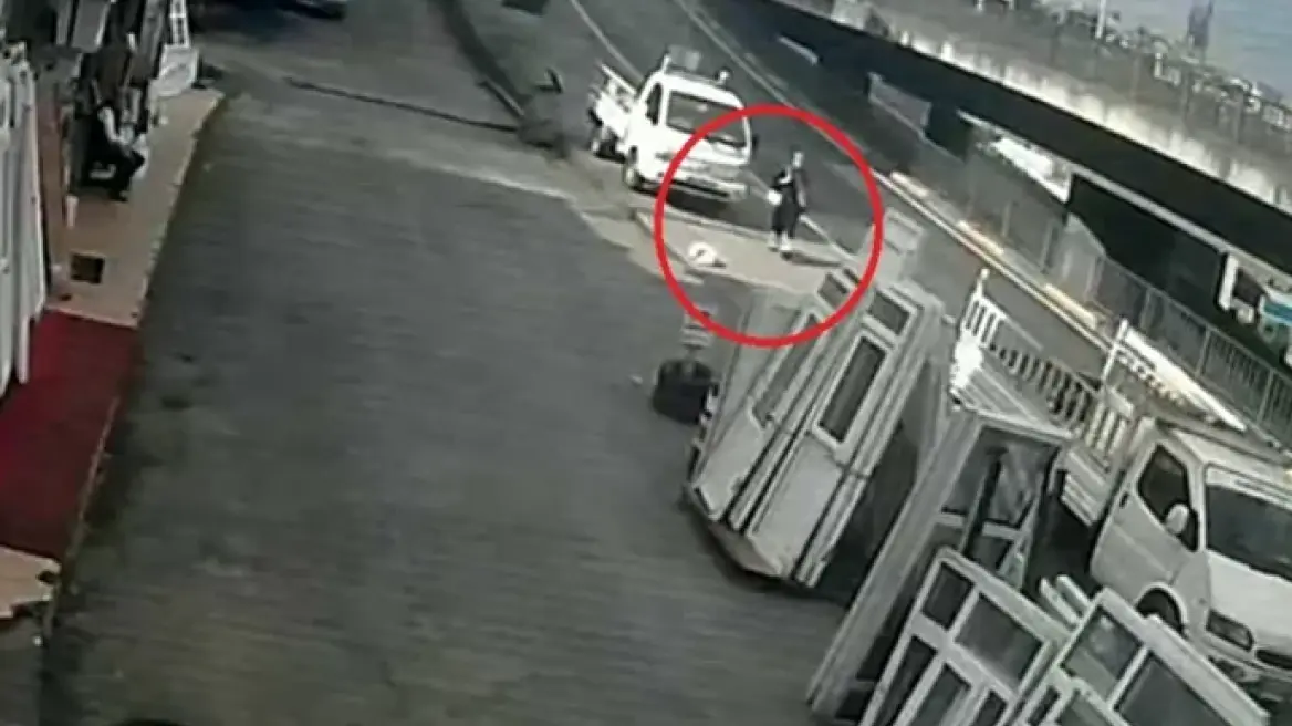 Τουρκία: H στιγμή που 21χρονη παρασύρεται από λεωφορείο ενώ την κυνηγά αδέσποτος σκύλος (βίντεο)