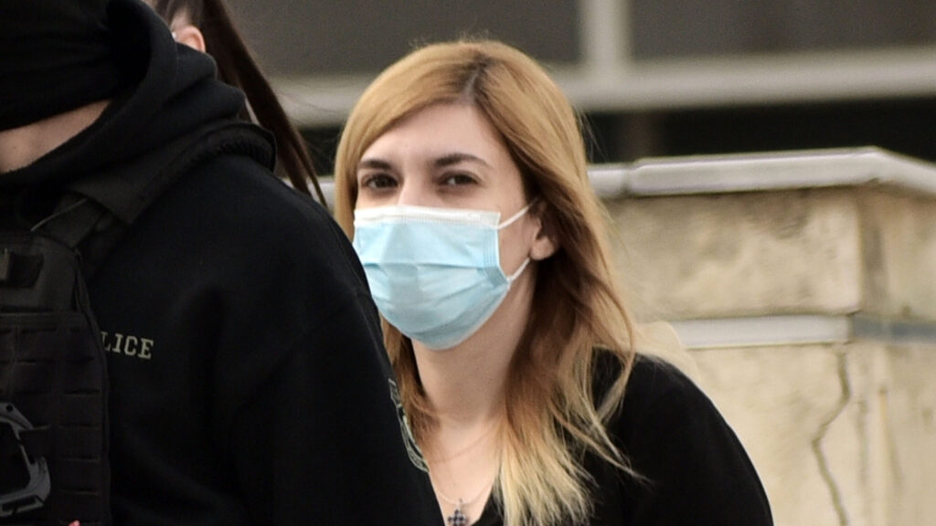 Ρ.Πισπιρίγκου: Ξεκινά σήμερα η δίκη στο Εφετείο για τους θανάτους των δύο παιδιών της – Έφτασε υποβασταζόμενη