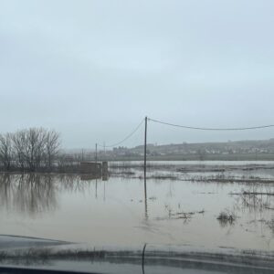 Έβρος: Υπερχείλισε ο ποταμός – Μέχρι τις γραμμές του τρένου έφτασαν τα νερά (βίντεο)