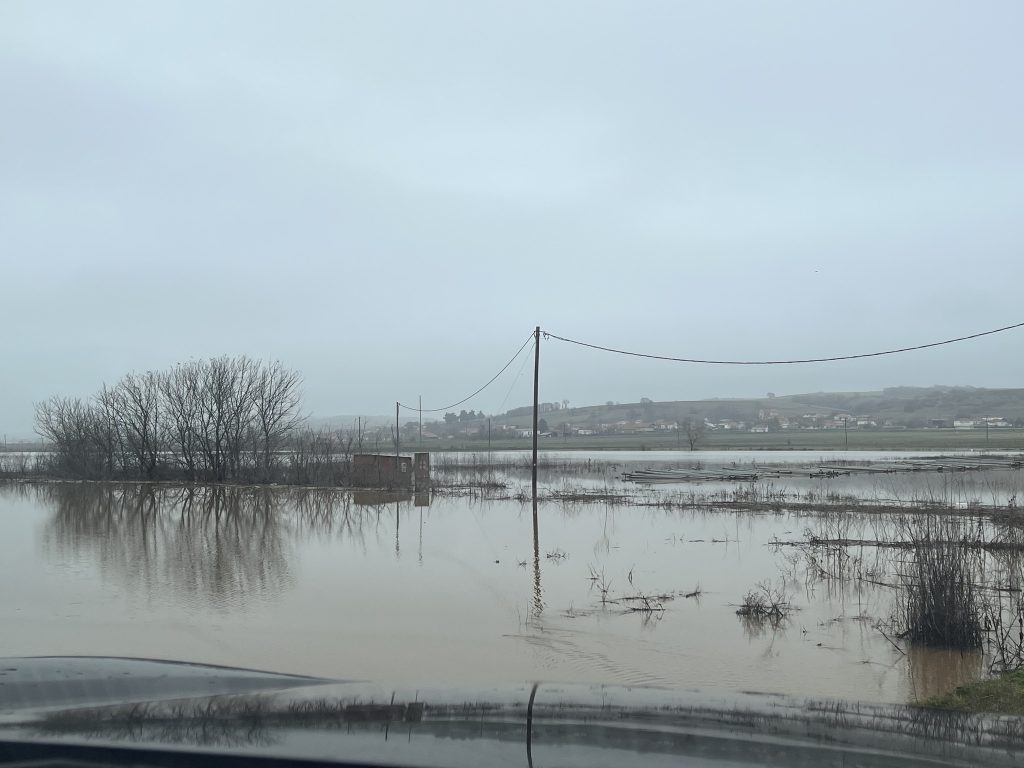 Έβρος: Υπερχείλισε ο ποταμός – Μέχρι τις γραμμές του τρένου έφτασαν τα νερά (βίντεο)