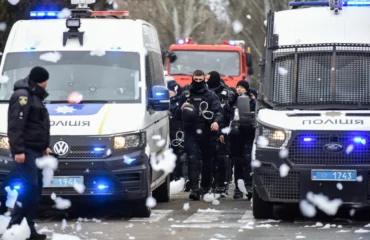 Ουκρανία: H στιγμή που άνδρας πετά χειροβομβίδα σε αστυνομικούς στην περιοχή Στοροζίνετς – Δείτε βίντεο