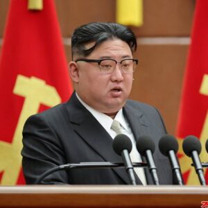 Ο ίδιος ο Κιμ οδηγεί όχημα-εκτοξευτή πυρηνικών πυραύλων της Βόρειας Κορέας και αποθεώνεται από το πλήθος!