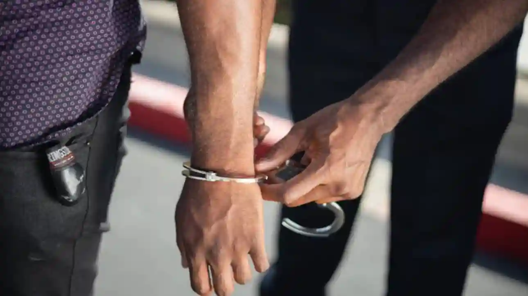 Παξοί: Συνελήφθησαν τρεις ανήλικοι αλλοδαποί για φθορές σε χώρο του δημοτικού γηπέδου