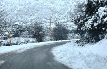 Τέσσερα άτομα εγκλωβίστηκαν με το αυτοκίνητό τους στα χιόνια στο Ζαγόρι