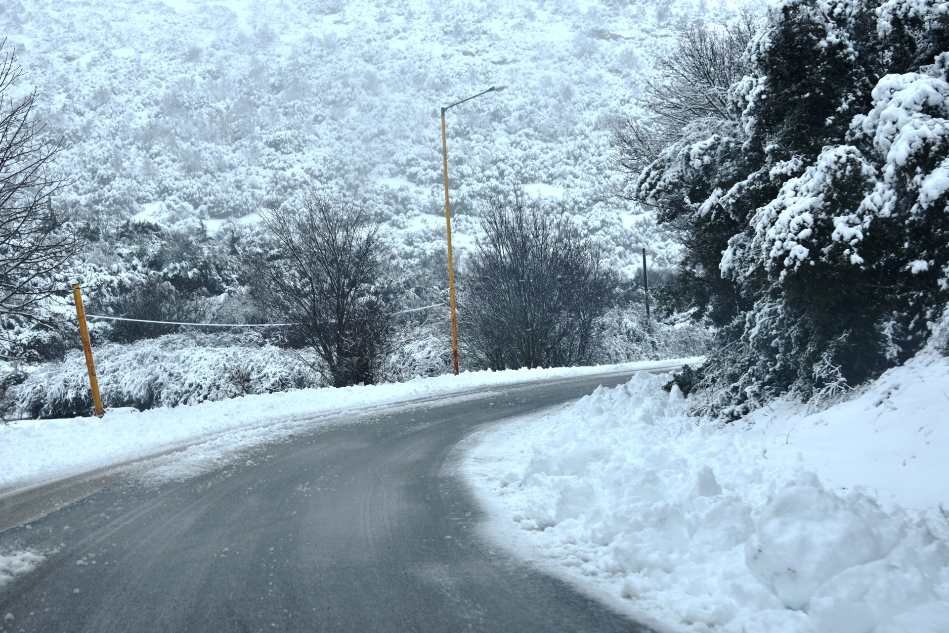 Τέσσερα άτομα εγκλωβίστηκαν με το αυτοκίνητό τους στα χιόνια στο Ζαγόρι