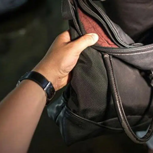 Εφιάλτης για 83χρονη στη Λαμία: 38χρονος προσπάθησε να της αρπάξει την τσάντα και την έσερνε στο δρόμο