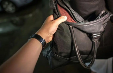 Εφιάλτης για 83χρονη στη Λαμία: 38χρονος προσπάθησε να της αρπάξει την τσάντα και την έσερνε στο δρόμο