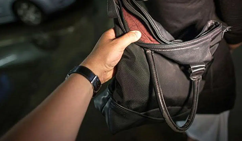 Εφιάλτης για 83χρονη στη Λαμία: 38χρονος προσπάθησε να της αρπάξει την τσάντα και την έσερνε στο δρόμο