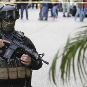 Mεξικό: Η στιγμή που ένοπλα μέλη καρτέλ εισβάλουν σε βενζινάδικο και του βάζουν φωτιά! – Δείτε βίντεο