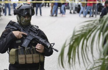 Mεξικό: Η στιγμή που ένοπλα μέλη καρτέλ εισβάλουν σε βενζινάδικο και του βάζουν φωτιά! – Δείτε βίντεο