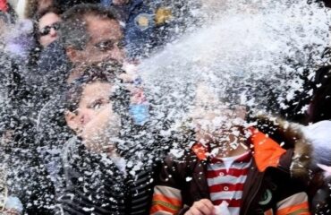 Κρήτη: «Εφιάλτης» για 15χρονη στο καρναβάλι της Κισσάμου – Υπέστη έγκαυμα στους κερατοειδείς χιτώνες από αφρούς