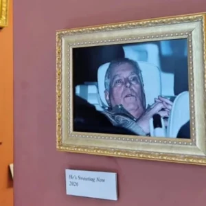 Γαλλία: Κρέμασαν στο μουσείο του Λούβρου φωτογραφία από την σύλληψη του Άντριου – «Τώρα ιδρώνει» (βίντεο)