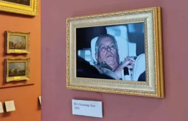 Γαλλία: Κρέμασαν στο μουσείο του Λούβρου φωτογραφία από την σύλληψη του Άντριου – «Τώρα ιδρώνει» (βίντεο)