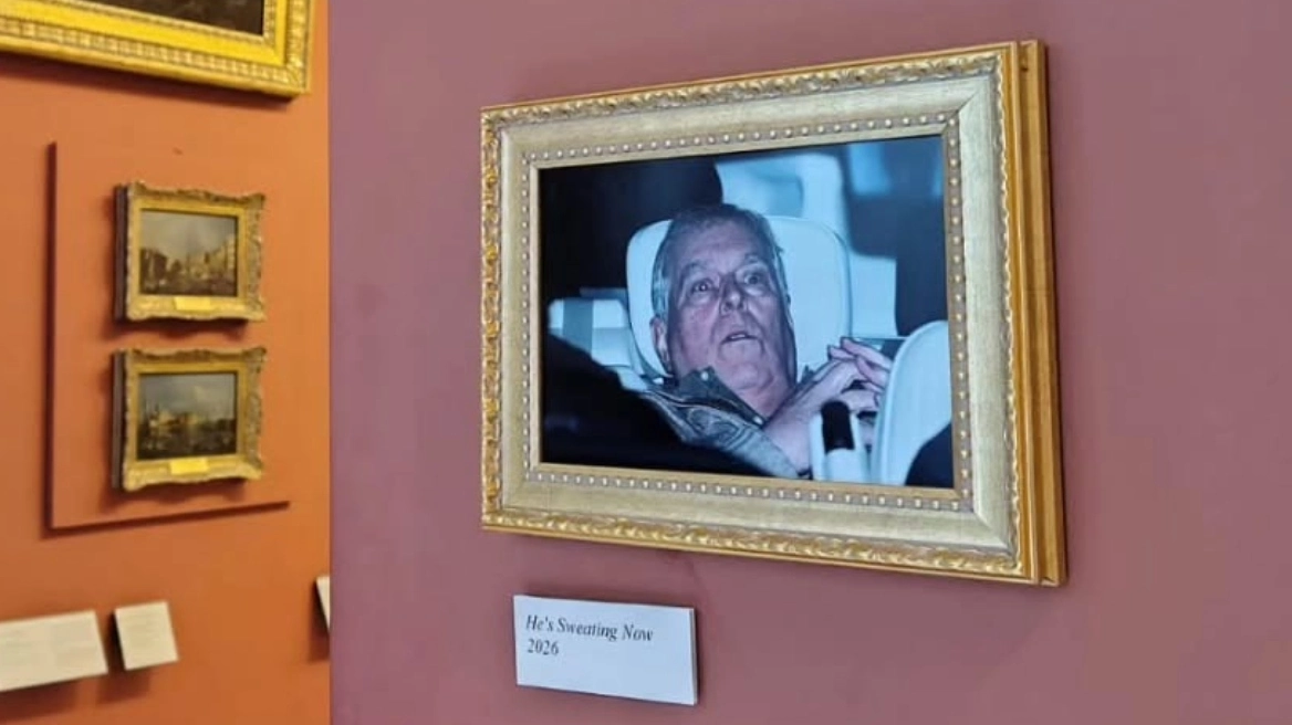 Γαλλία: Κρέμασαν στο μουσείο του Λούβρου φωτογραφία από την σύλληψη του Άντριου – «Τώρα ιδρώνει» (βίντεο)