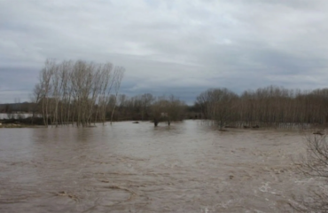 Ανεξέλεγκτη η κατάσταση στον Έβρο: Οι πλημμύρες προκάλεσαν νέα κατάρρευση αναχώματος στη Μάνδρα (βίντεο)