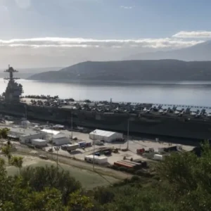 USS Gerald R. Ford: Το μεγαλύτερο αεροπλανοφόρο του κόσμου κατέπλευσε στη Σούδα (βίντεο)