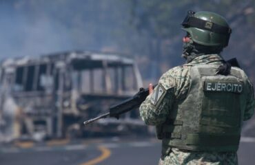 Eκτός ελέγχου η κατάσταση στο Μεξικό: Μέλος καρτέλ εκτέλεσε με φλογοβόλο «αντίπαλό» του (σκληρές εικόνες)