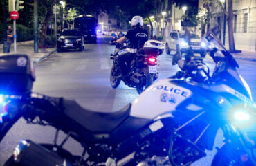 Θεσσαλονίκη: Συνελήφθησαν τρεις νεαροί που λήστεψαν πεζούς με πτυσσόμενα γκλοπ