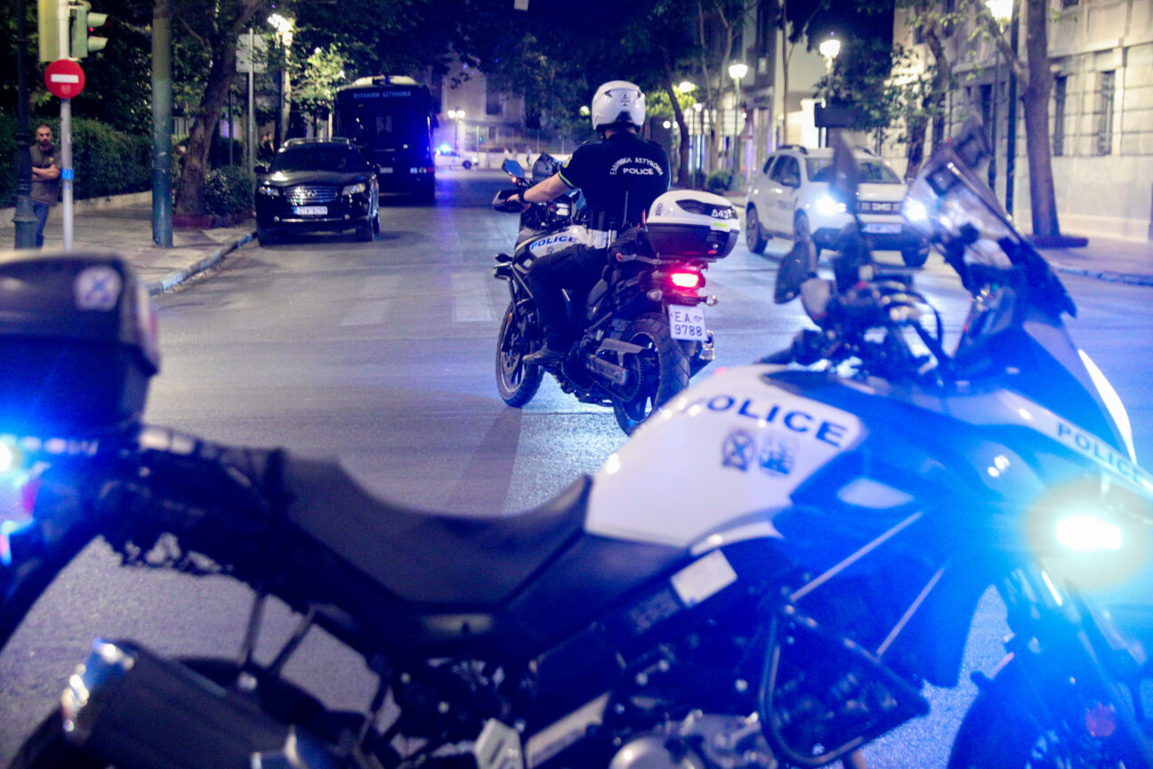 Θεσσαλονίκη: Συνελήφθησαν τρεις νεαροί που λήστεψαν πεζούς με πτυσσόμενα γκλοπ