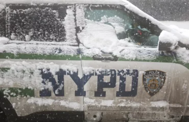 Νέα Υόρκη: Σάλος από τις εικόνες αστυνομικών να καταδιώκονται από νεαρούς που τους πετούν χιονόμπαλες!