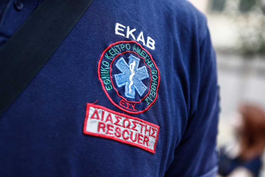 Ίλιον: Διασώστης του ΕΚΑΒ που κλήθηκε για περιστατικό σε κέντρο διασκέδασης ανέβηκε στην σκηνή κι τραγούδησε!