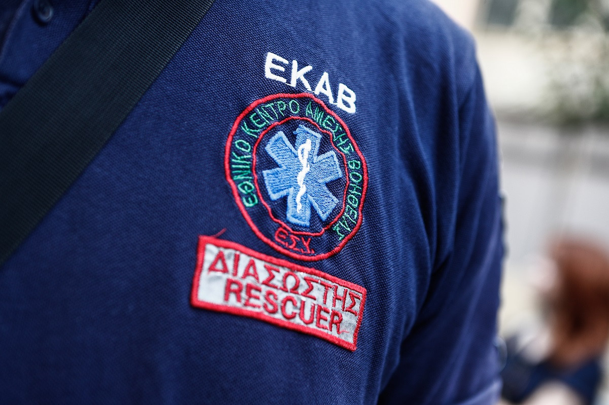 Ίλιον: Διασώστης του ΕΚΑΒ που κλήθηκε για περιστατικό σε κέντρο διασκέδασης ανέβηκε στην σκηνή κι τραγούδησε!