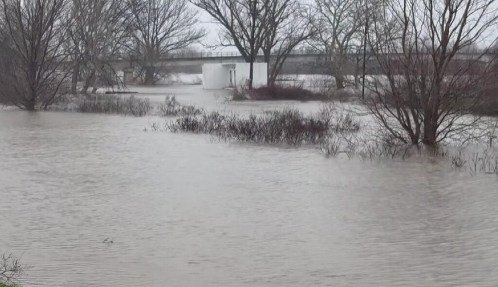 Έσπασαν τα αναχώματα στον Έβρο και πλημμύρισαν χιλιάδες καλλιεργήσιμα στρέμματα