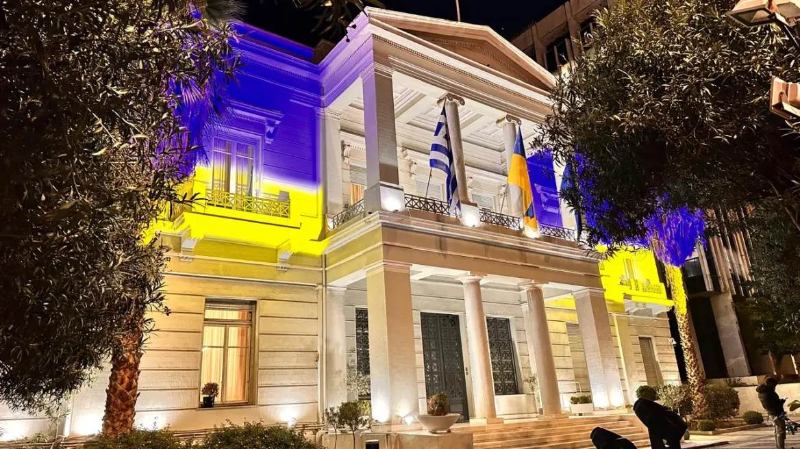 ΥΠΕΞ: Φωταγώγησε το κτίριό του στα χρώματα της ουκρανικής σημαίας