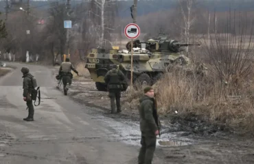 Βίντεο από την έναρξη του πολέμου: Ουκρανός πιλότος νομίζει ότι Ρώσοι αλεξιπτωτιστές είναι δικοί του