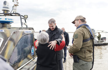 Κ.Μητσοτάκης στον Έβρο: Έφαγε ντολμάδες από τα χεράκια της «Κυράς του Δέλτα» (φώτο)