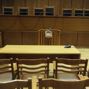 Δικηγόρος οπλοφορούσε στα δικαστήρια της Ευελπίδων – Προκαλούσε δείχνοντάς το