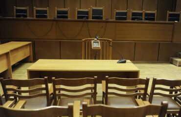 Δικηγόρος οπλοφορούσε στα δικαστήρια της Ευελπίδων – Προκαλούσε δείχνοντάς το