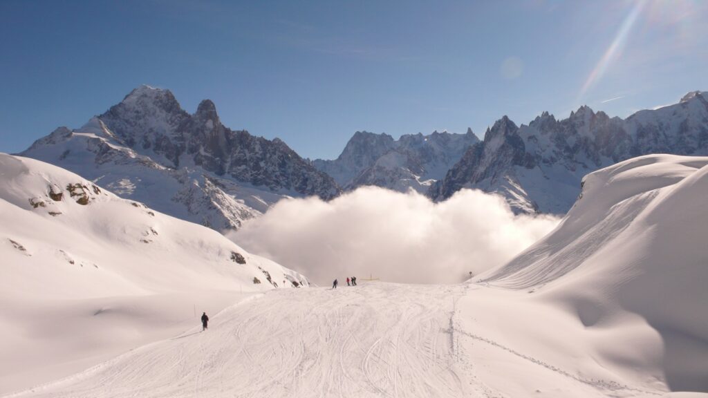 Γαλλία: Πανικός σε χιονοδρομικό κέντρο λόγω χιονοστιβάδας – Παρασύρθηκαν τρεις σκιέρ (βίντεο)