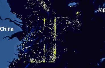 Η Κίνα «πιέζει» την Ιαπωνία: Πάνω από 2.000 κινεζικά πλοία κοντά στις ιαπωνικές θάλασσες – Οι εικόνες από δορυφόρο